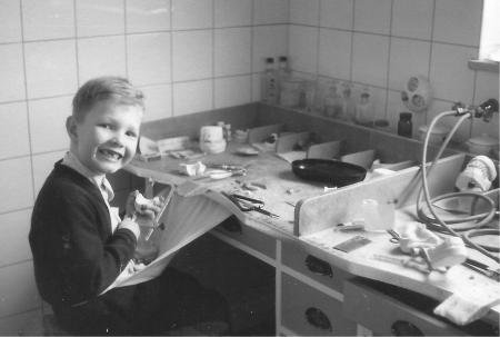 Klaus Lux als 6-jähriger bei der Laborarbeit 1964